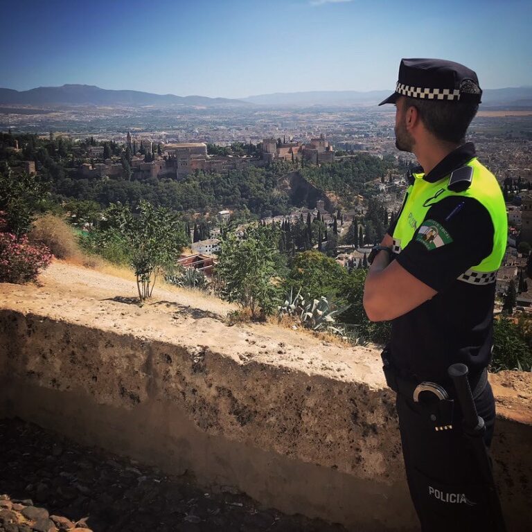 Policía Local de Granada: publicación original de Forjando una Placa.