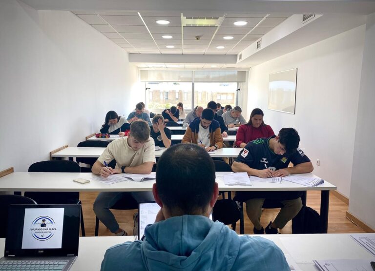 Preparación y simulacros en el aula de Forjando una Placa.