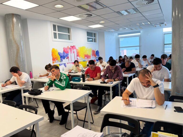 Alumnos de Forjando una Placa realizan un simulacro en el aula, abril de 2025.