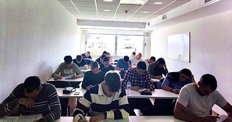 Alumnos de Forjando una Placa trabajan un simulacro presencial.